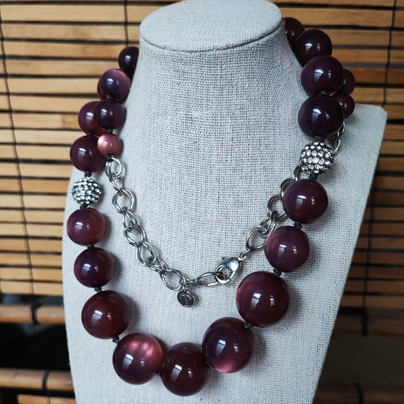 Juicy Plum Purple Round Graduated Lucite Chunky Beaded Necklace Rhinestone Beads - Picture 2 of 8